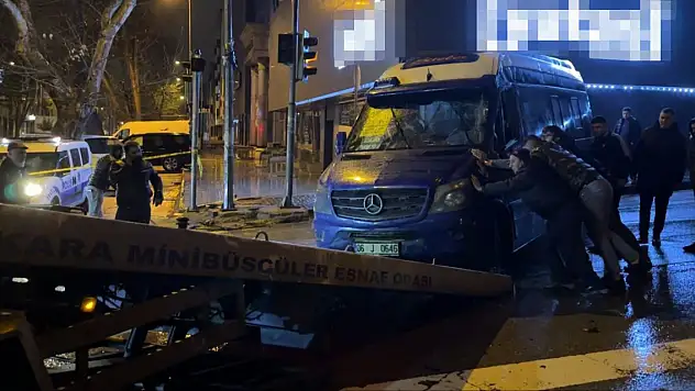 Otomobilin çarptığı yolcu minibüsü yan yattı: 11 yaralı