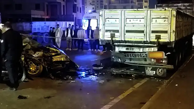 Adana'da, park halindeki TIR'a arkadan çarpan otomobildeki 2 kişi öldü
