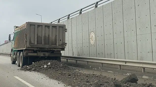 Kapak açılınca moloz karayoluna döküldü