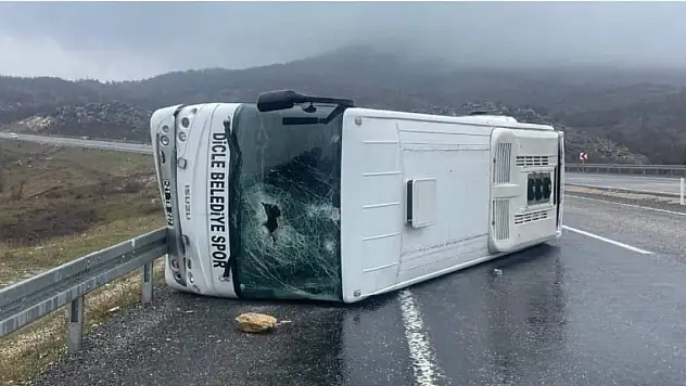 Futbolcuları taşıyan midibüs devrildi: 10 yaralı