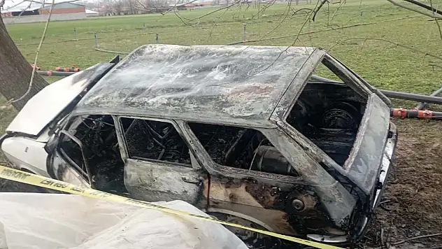 Otomobil alev aldı dede ile torunu öldü, 2 yaralı