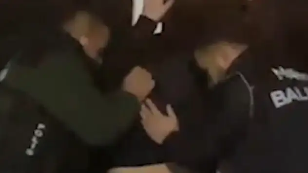 Tost makinesini ve süpürgeyi açan polis şok oldu