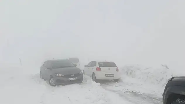 Muş-Mutki yolunda tipi mahsur kalan 70 kişi kurtarıldı