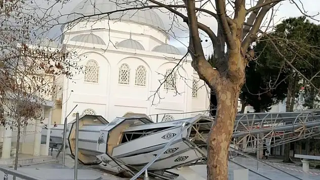 Fırtına minareyi yıktı