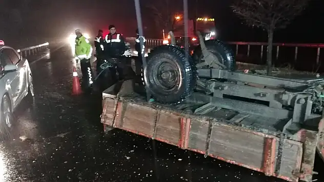 Otomobil ile traktör çarpıştı: 2 yaralı