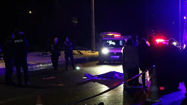 İki otomobilin çarptığı yaya öldü