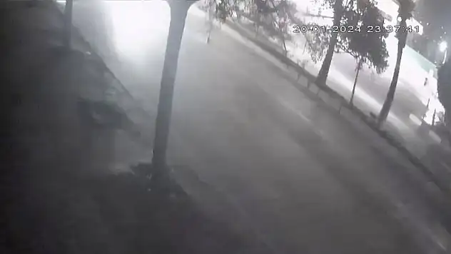 Yolun karşısına geçmeye çalıştı! 2 otomobilin altında kalıp hayatını kaybetti