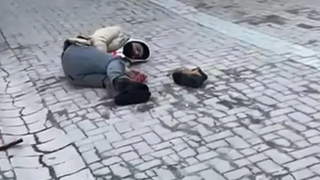 Kavga ettiği arkadaşının başını balta ile kesti