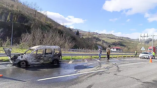 Torununu hastaneye götürürken  aracı yandı