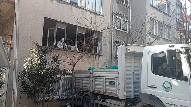 Emekli öğretmenin cesedinin bulunduğu evden 10 kamyonet çöp çıktı