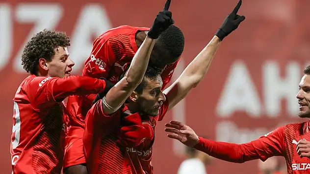 İstanbul derbisinin sonucu Konyaspor'a yaramadı