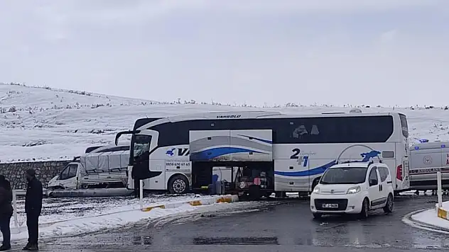 Yolcu otobüsü ile kamyonet çarpıştı: 11 yaralı