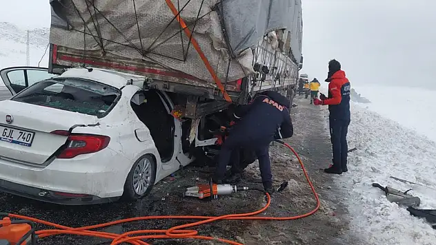 Otomobil TIR'a arkadan çarptı: 2 ölü, 1 yaralı