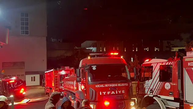 Demir çelik fabrikasının boyahanesinde çıkan yangın söndürüldü