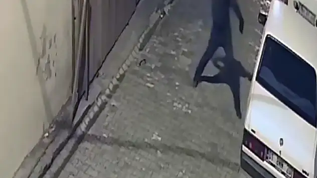 Aynı yöntemle 2 otomobilden 35 bin liralık hırsızlık yaptı