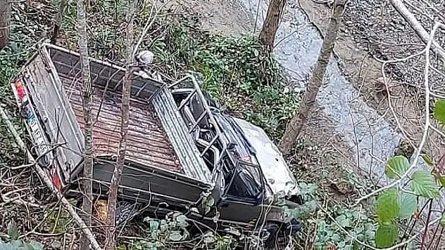 Üzerine kaya düşen kamyonet şarampole yuvarlandı sürücü öldü, kızı yaralandı