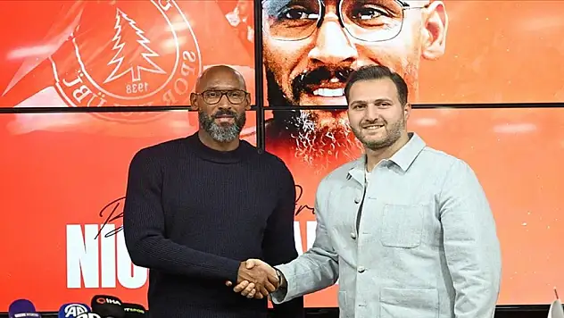 Ümraniyespor, Nicolas Anelka ile sözleşme imzaladı