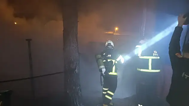 Oto tamircide çıkan yangın, itfaiye ekiplerince söndürüldü