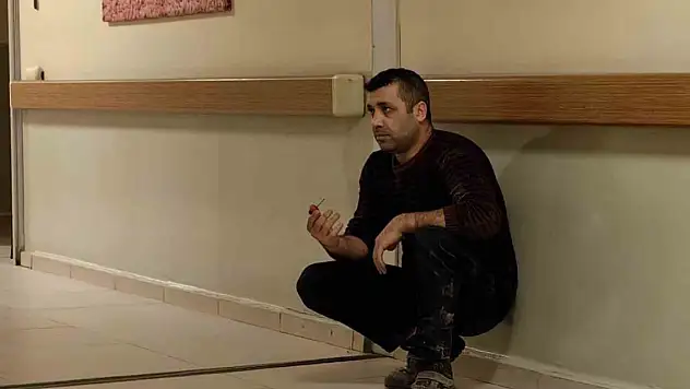 Çiviyi eline çaktı!