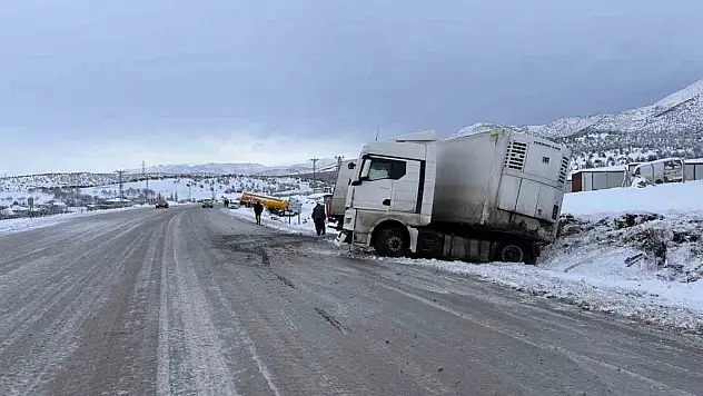 Makas kıran tırın sürücüsü yaralandı