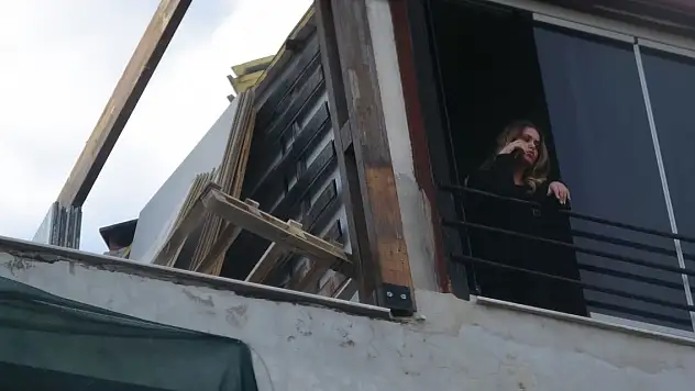 Teras katında tadilat yaparken, ahşap çatı üzerine devrildi