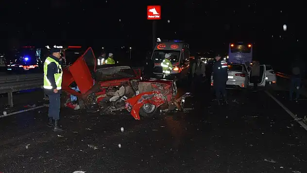 Zincirleme trafik kazası: 2 ölü, 3 yaralı