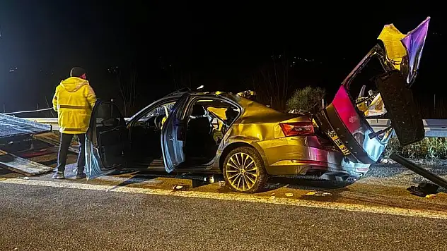 Polislerin içinde bulunduğu otomobil tıra çarptı: 1 ölü, 2 yaralı