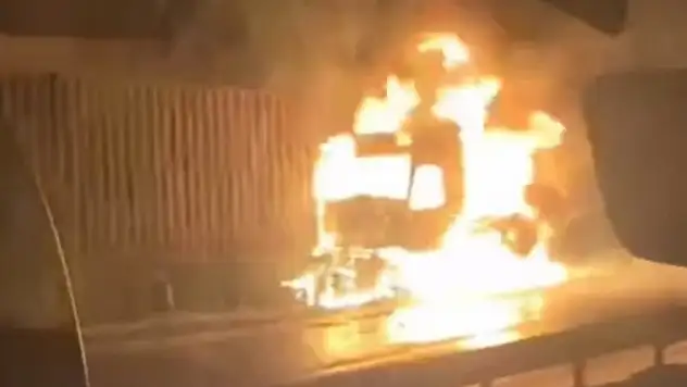 Zincirleme kaza yapan 3 TIR'dan biri yandı: 3 yaralı