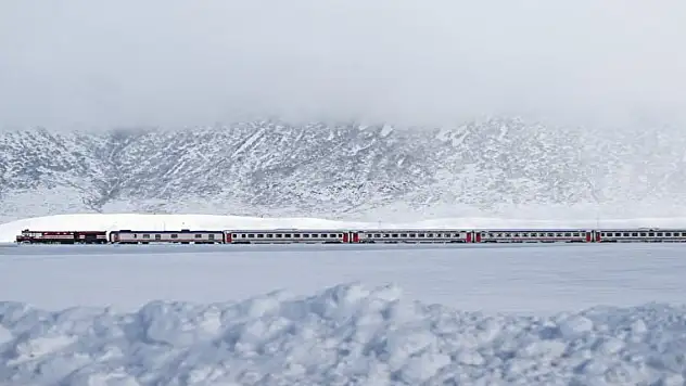 Karlı rayları aşarken görüntülendi: Tünele giriş anı herkesi büyüledi