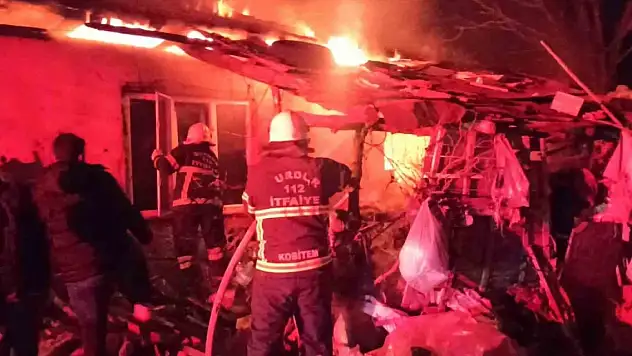 Sobadan çıkan yangında ev alevlere teslim oldu: Anne kurtarıldı, oğlu hayatını kaybetti