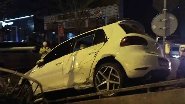 Polisten kaçan araç sürücüsü yol kenarındaki otoparka uçtu