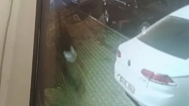 Polis memurunun aracına zarar verip not bıraktı