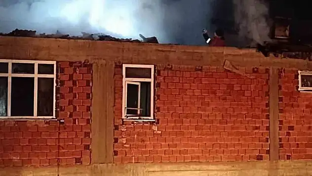 Çıkan yangında 2 katlı ev küle döndü