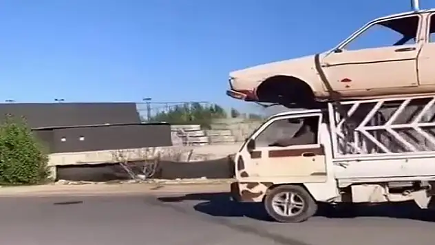 Şaşırtan görüntü: Kamyonet üzerinde araba taşıdılar
