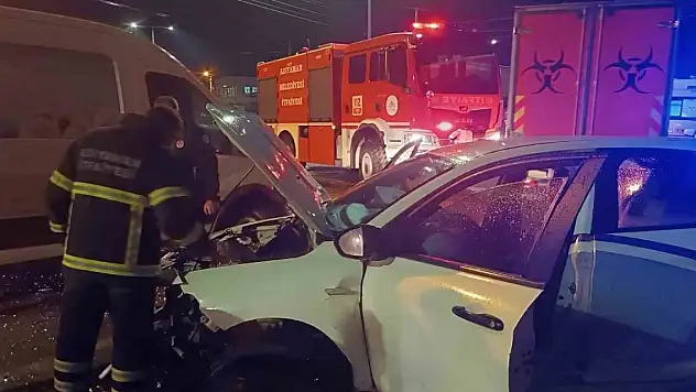 Otomobil refüje çarptı: 3 yaralı