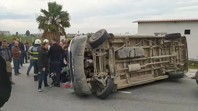 İşçi servis minibüsü TIR'a çarptı: 1 ölü, 7 yaralı