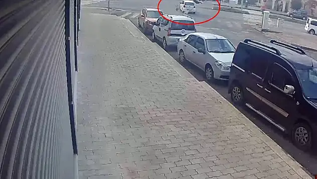 Otomobil ile motosiklet çarpıştı