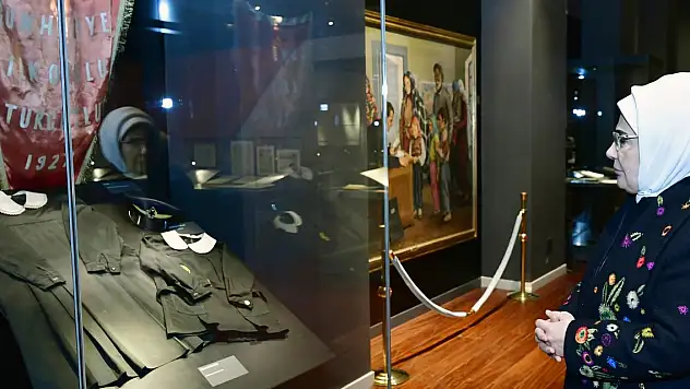 Emine Erdoğan, 'Maarif: Türk Eğitim Tarihi Sergisi'ni gezdi