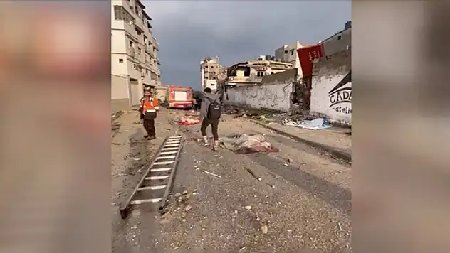 Gazze'nin kuzeyinde İsrail saldırısında öldürülen Filistinlilerin cansız bedenleri etrafa saçıldı