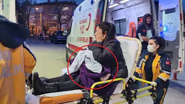 Ön koltukta ağlayan bebeğiyle ilgilenirken, yola çıkan 2 çocuğa çarptı: 4 yaralı