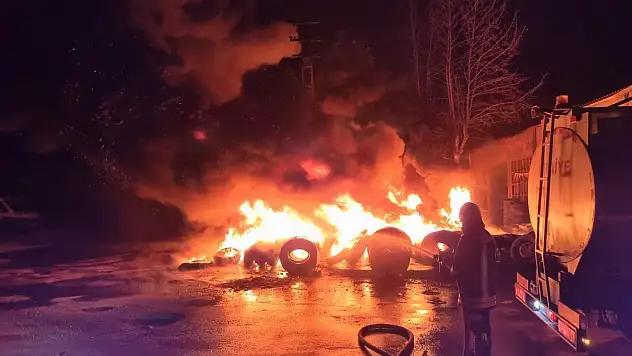 İş yeri önündeki lastikler ve hafif ticari araç yandı