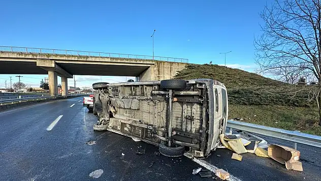 Minibüs, bariyere çarptı: 1 ölü, 1 yaralı