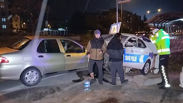 Kontrolden çıkan otomobil, yol kenarındaki maket polis aracına çarptı: 2 yaralı