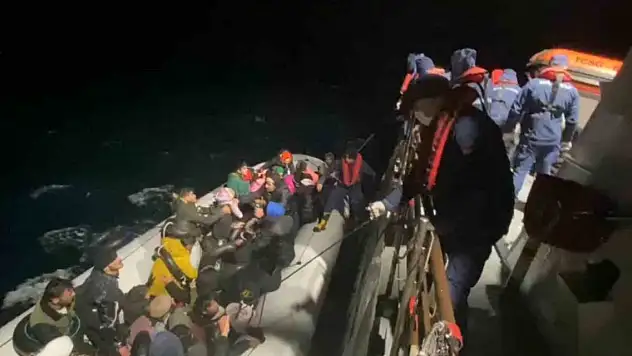 Midilli Adası'na kaçmak isteyen 55 göçmen yakalandı