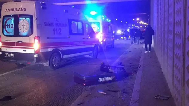 Refüjü aşan otomobil karşı yönden gelen otomobille çarpıştı: 1 ölü, 3 yaralı