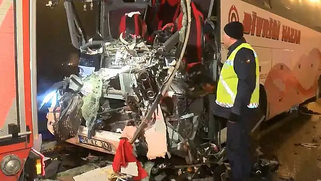 Kuzey Marmara Otoyolu'nda yolcu otobüsü TIR'a çarptı: 1'i ağır 19 yaralı