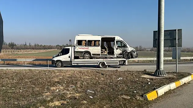 Afyonkarahisar-Konya kara yolunda işçi servisi ile kamyonet çarpıştı, 8 kişi yaralandı