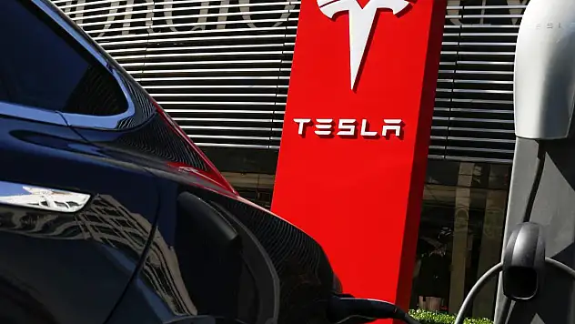 Tesla 2,2 milyon aracını geri çağırıyor