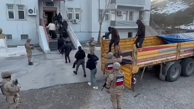 TIR'ın dorsesinde Afganistan uyruklu 58 kaçak göçmen yakalandı