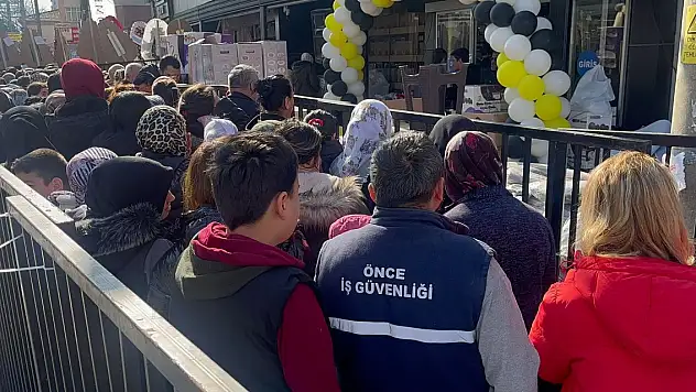 Açılışa özel kampanya düzenleyen mağazada izdiham yaşandı